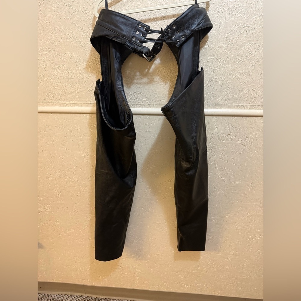 Harley Davidson Men’s Black Leather Chaps Large Fit 34” inseam - Picture 5 of 9